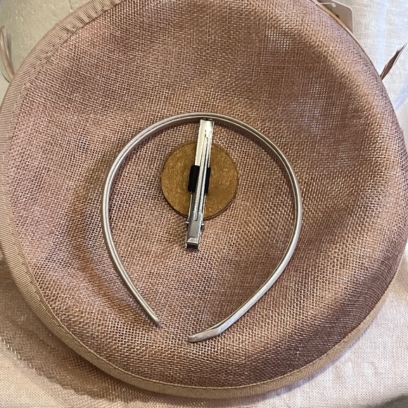 Camel Colored Ladies Feather Fascinator Head Covering. - Picture 5 of 7